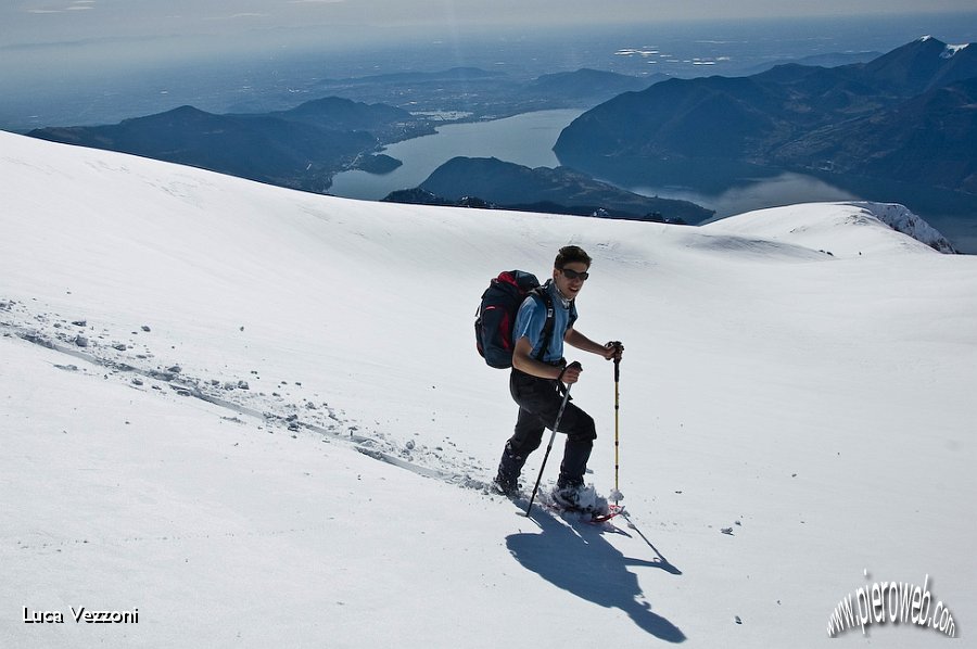 13-MENTRE NOI PROCEDIAMO IN NEVE IMMACOLATA VERSO LA CIMA PIU' ALTA.jpg